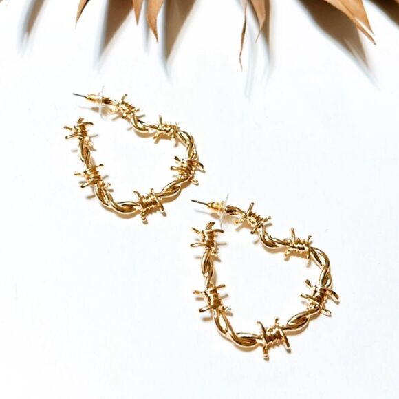 gold heart hoop earrings H151 - Picture 2 of 3